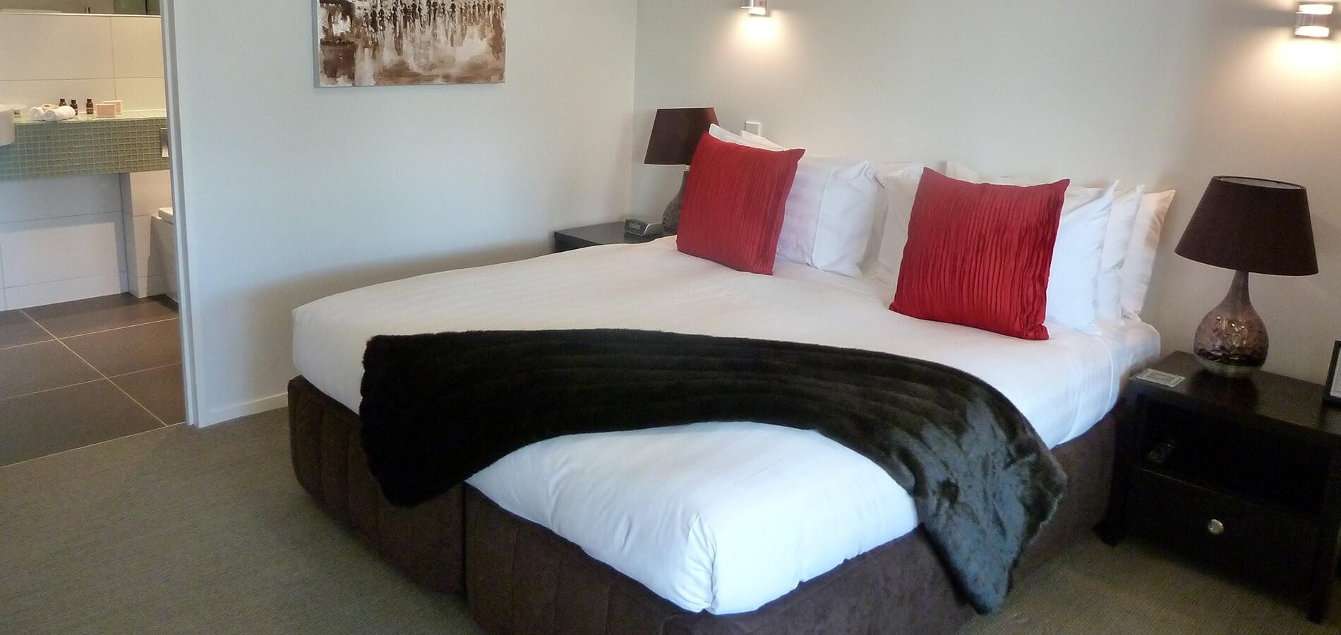 Swiss-Belsuites Pounamu Queenstown Exterior photo A bed with a throw