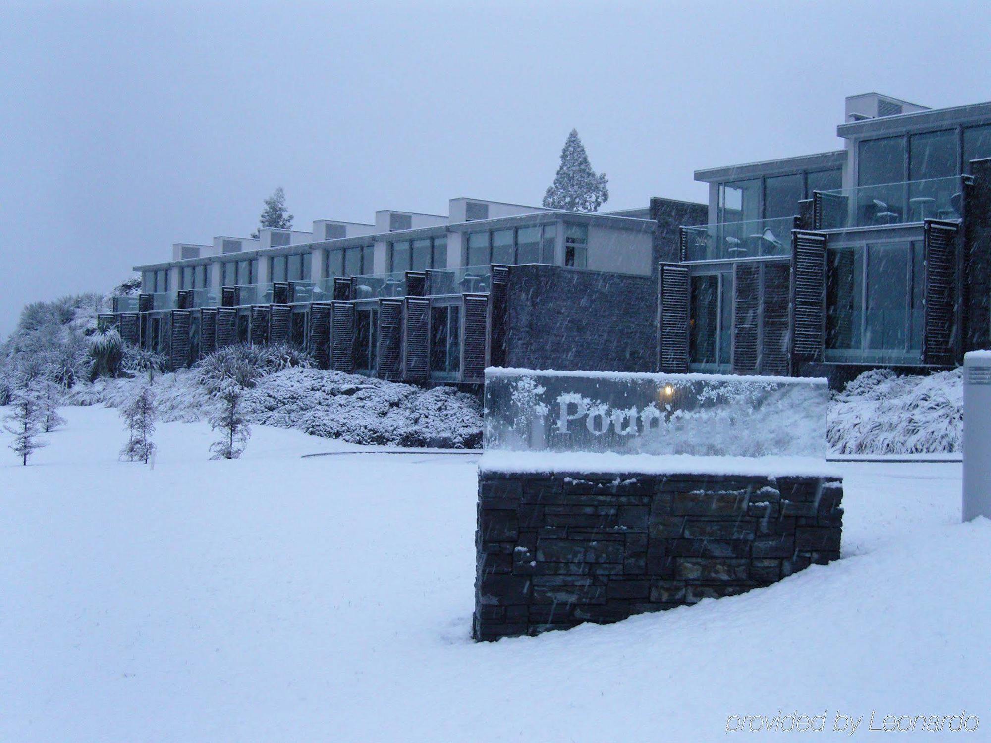 Swiss-Belsuites Pounamu Queenstown Exterior photo The hotel in winter