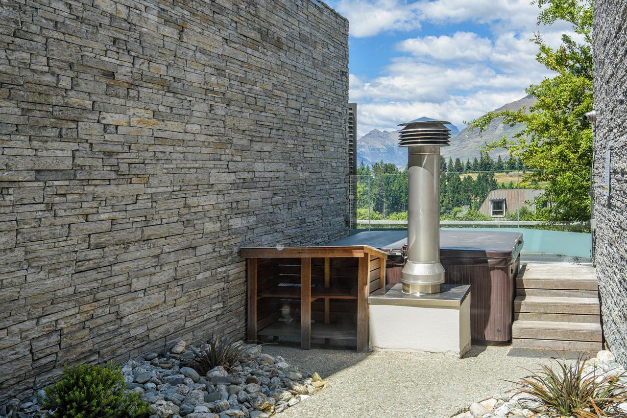 Swiss-Belsuites Pounamu Queenstown Exterior photo A hot tub in Banff, Alberta
